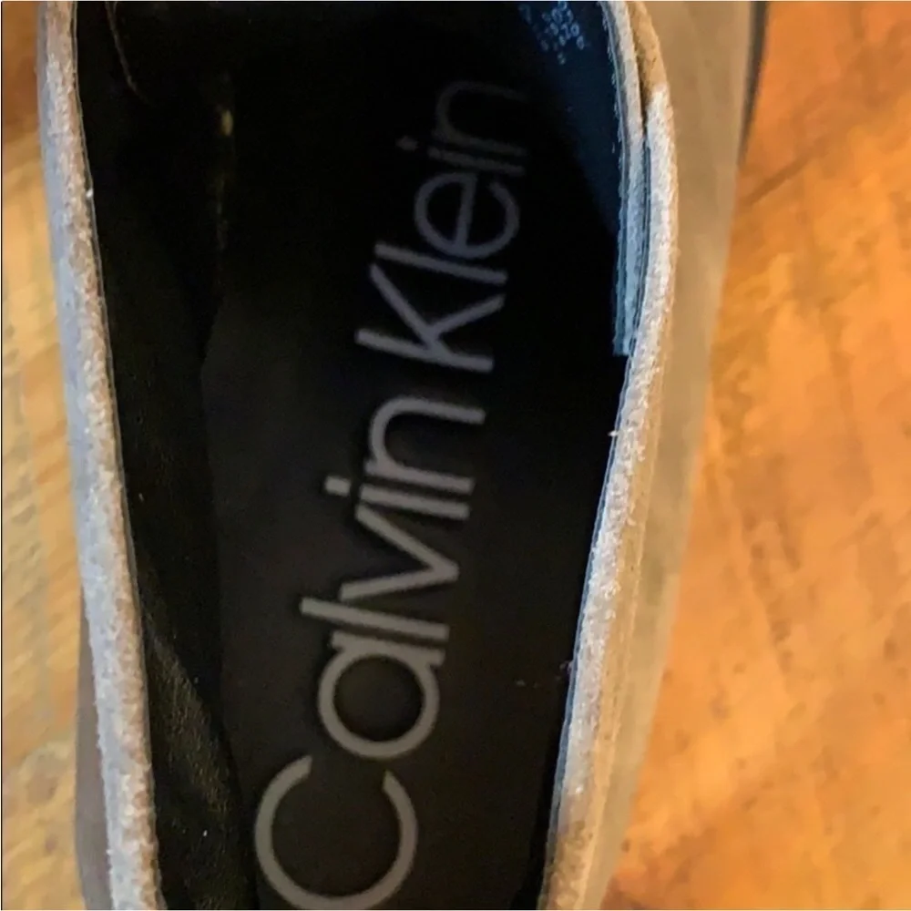 Calvin Klein Ulyanov gray suede lace up chukka boots Size 10.5